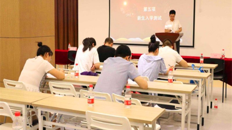 叉车培训费用主要由以下几部分构成：